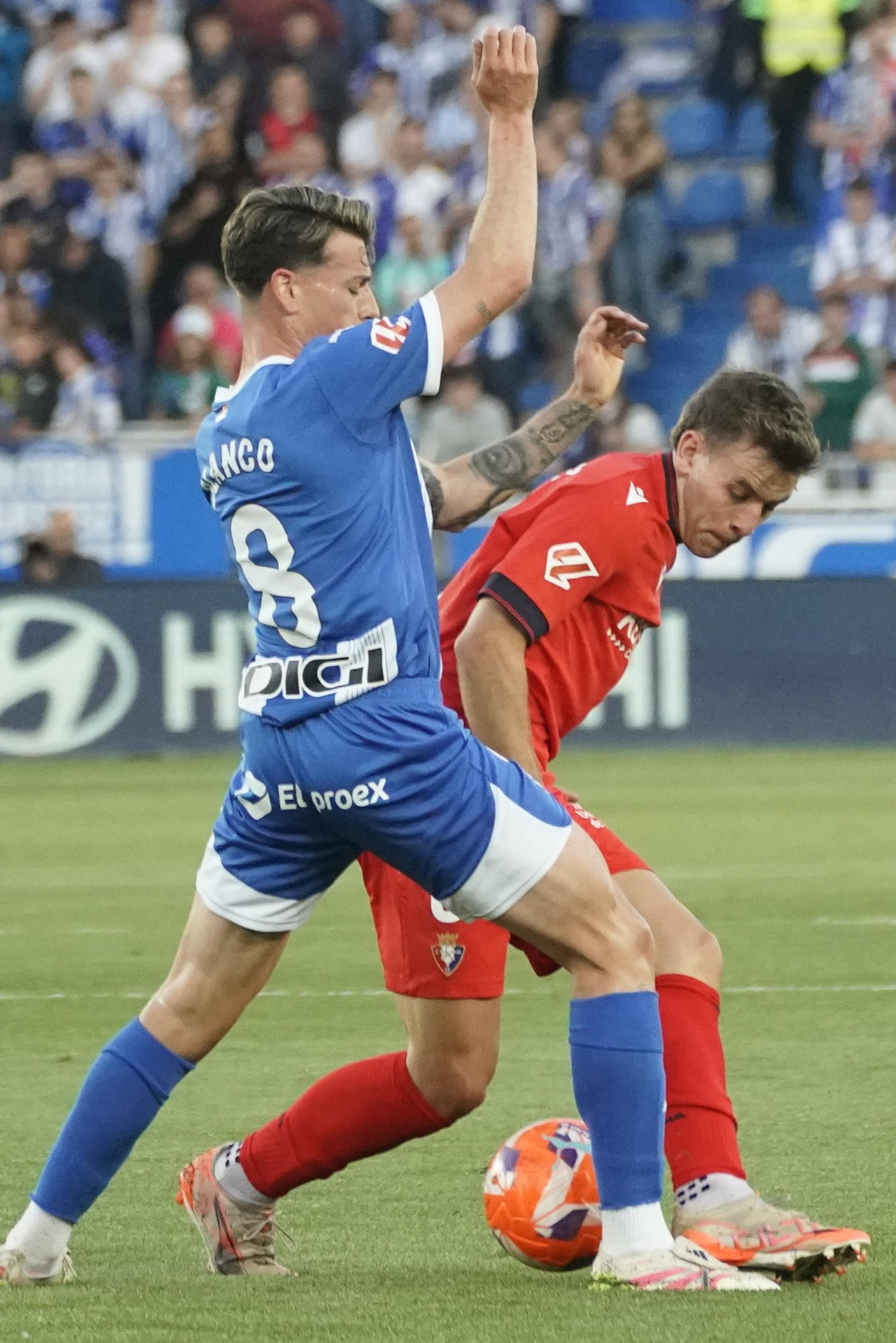 El centrocampista del Alavés Antonio Blanco pelea un balón ante el centrocampista del Osasuna Pablo Ibáñez (d) este sábado, durante el partido de la jornada 38 de LaLiga EA Sports, entre el Alavés y el Osasuna, en el estadio de Mendizorroza. EFE/ L. Rico