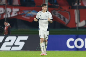 Diego Tarzia de Independiente celebra tras anotar un gol durante el partido de la fase de grupos de la Copa Sudamericana. EFE/ Gastón Britos