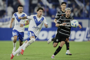 Maher Carrizo (i) de Vélez disputa un balón con Iván Leguizamón de Olimpia en un partido de la fase de grupos de la Copa Libertadores. EFE/ Luciano González