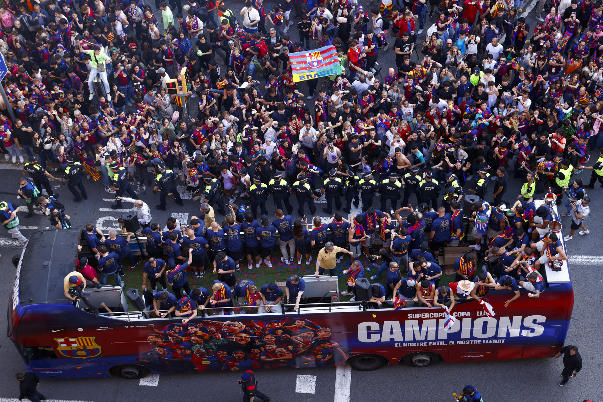 Los jugadores del Barcelona, durante la celebración de LaLiga. EFE/ Quique Garcia