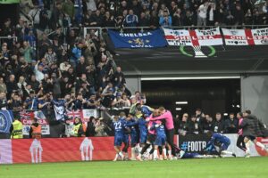 Los jugadores del Chelsea celebran un durante el encuentro correspondiente a la final de la Liga de Conferencia que disputan hoy miércoles Chelsea y Betis en el Tarczynski Arena de Breslávia EFE/EPA/Pawel Jaskolk