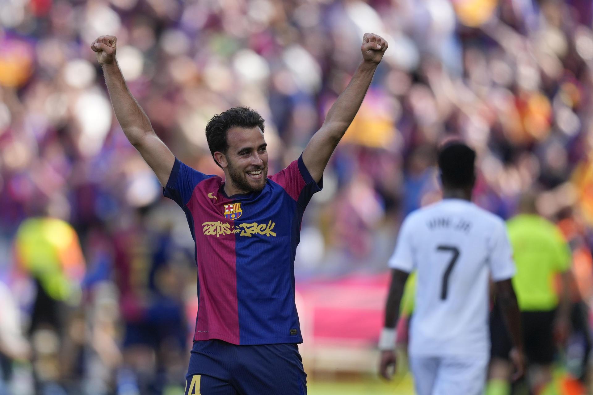 El defensa del Barcelona Eric García celebra su gol contra el Real Madrid, durante el partido de la jornada 35 de LaLiga EA Sports entre el Barcelona y el Real Madrid, este domingo en el Estadi Olímpic Lluís Companys.-EFE/ Enric Fontcuberta