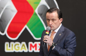 El presidente de la liga mexicana, Mikel Arriola, habla durante una rueda de prensa. Imagen de archivo. EFE/ Felipe Gutiérrez