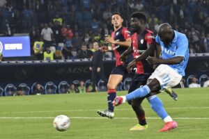 Romelu Lukaku, jugador del Nápoles, marca el 2-0 durante el partido ante el Cagliari, última jornada de la Serie A. EFE/EPA/CIRO FUSCO