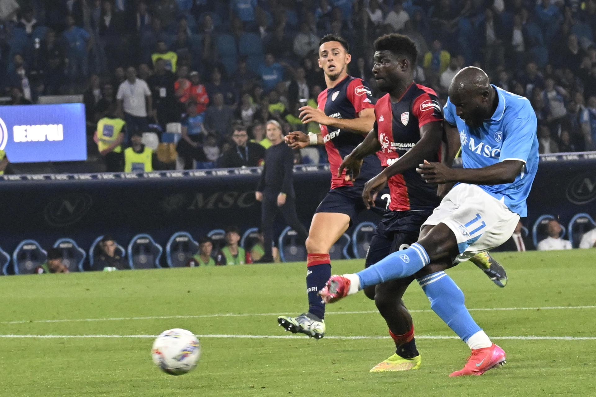 Romelu Lukaku, jugador del Nápoles, marca el 2-0 durante el partido ante el Cagliari, última jornada de la Serie A. EFE/EPA/CIRO FUSCO