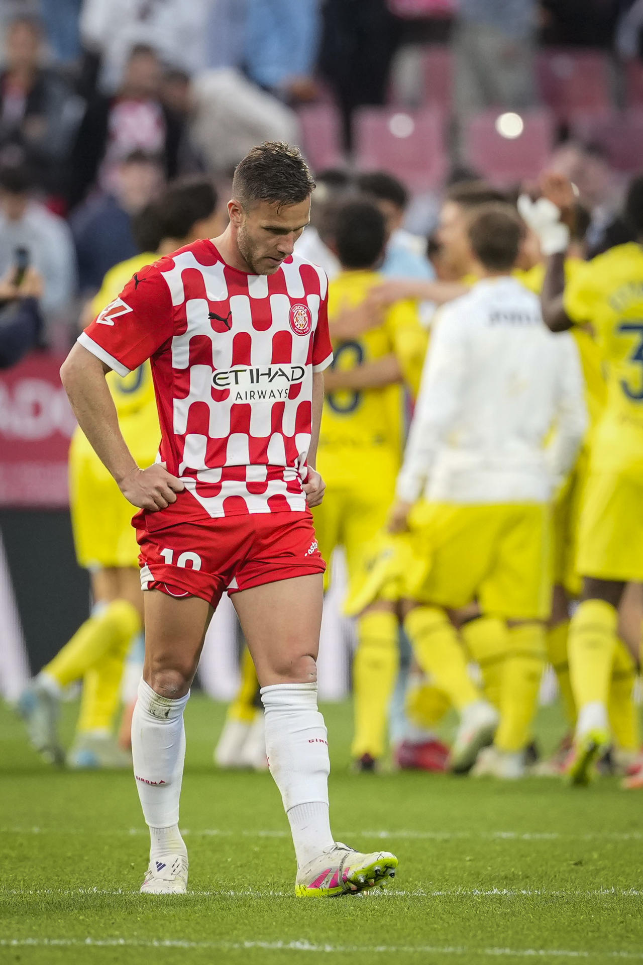 El centrocampista brasileño del Girona, Arthur Melo, a la finalización del encuentro correspondiente a la jornada 35 de Laliga EA Sports que han disputado Girona y Villarreal en el estadio municipal de Montilivi, en Girona. EFE/David Borrat.