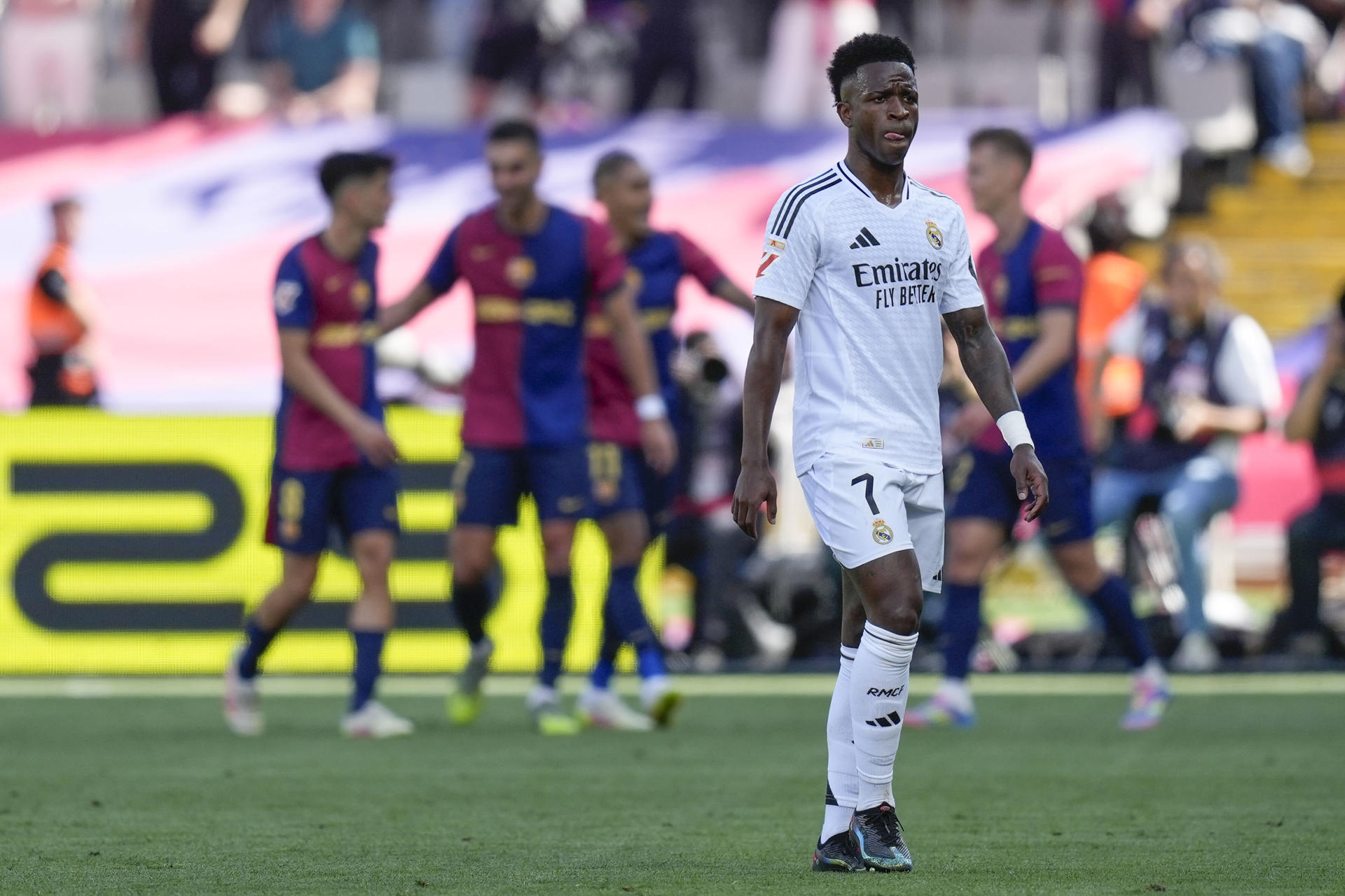 El delantero del Real Madrid Vinicius Jr, durante el partido de la jornada 35 de LaLiga EA Sports entre el Barcelona y el Real Madrid, este domingo en el Estadi Olímpic Lluís Companys.-EFE/ Enric Fontcuberta