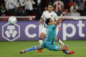 Lisandro Alzugaray, de la LDU Quito, anota un gol en un partido de la fase de grupos de la Copa Libertadores entre la LDU Quito y Central Córdoba en el estadio Rodrigo Paz Delgado en Quito (Ecuador). EFE/ José Jácome