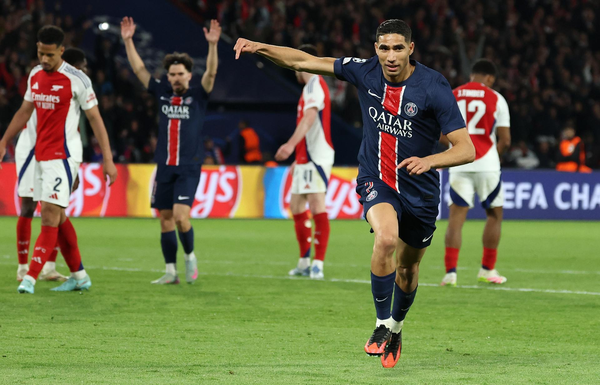 El lateral del PSG Achraf Hakimi celebra el 2-0 durante el partido de vuelta de la UEFA Champions League jugado en el Parque de los Príncipes en París, Francia.EFE/EPA/MOHAMMED BADRA