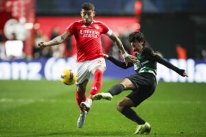 Trincao, del Sporting (D), lucha por el balón con Pavlidis, del Benfica, durante la final de la Copa de la Liga que ambos equipos disputaron en el l Estadio Magalhaes Pessoa, en Leiria, el pasado 11 de enero. EFE/EPA/PAULO CUNHA