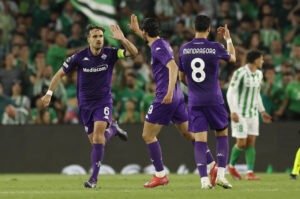 El defensa de la Fiorentina, Luca Ranieri, celebra el primer gol del equipo italiano durante el partido de ida de las semifinales de la Liga Conferencia que Real Betis y ACF Fiorentina disputan este jueves en el estadio Benito Villamarín, en Sevilla. EFE/Julio Muñoz