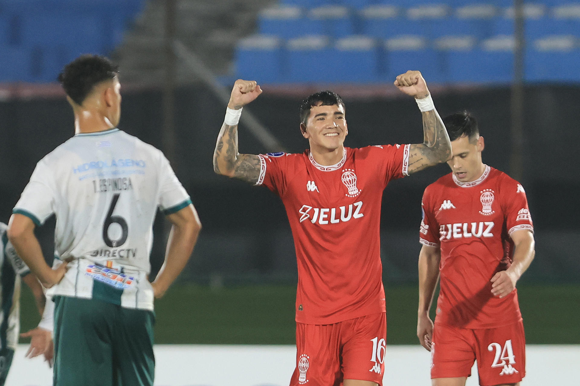 Rodrigo Cabral (c) de Huracán celebra tras anotar un gol en un partido de la fase de grupos de la Copa Sudamericana. EFE/ Gastón Britos