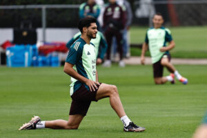 ALT El mexicano Raúl Jiménez renueva una temporada con el Fulham
