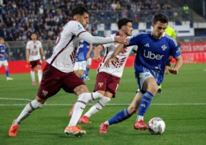 El defensa chileno del Torino Guillermo Maripán (I) trata de frenar al delantero griego del Como Anastasios Douvikas, durante el partido que enfrentó a ambos equipos el pasado 13 de abril. EFE/EPA/ROBERTO BREGANI