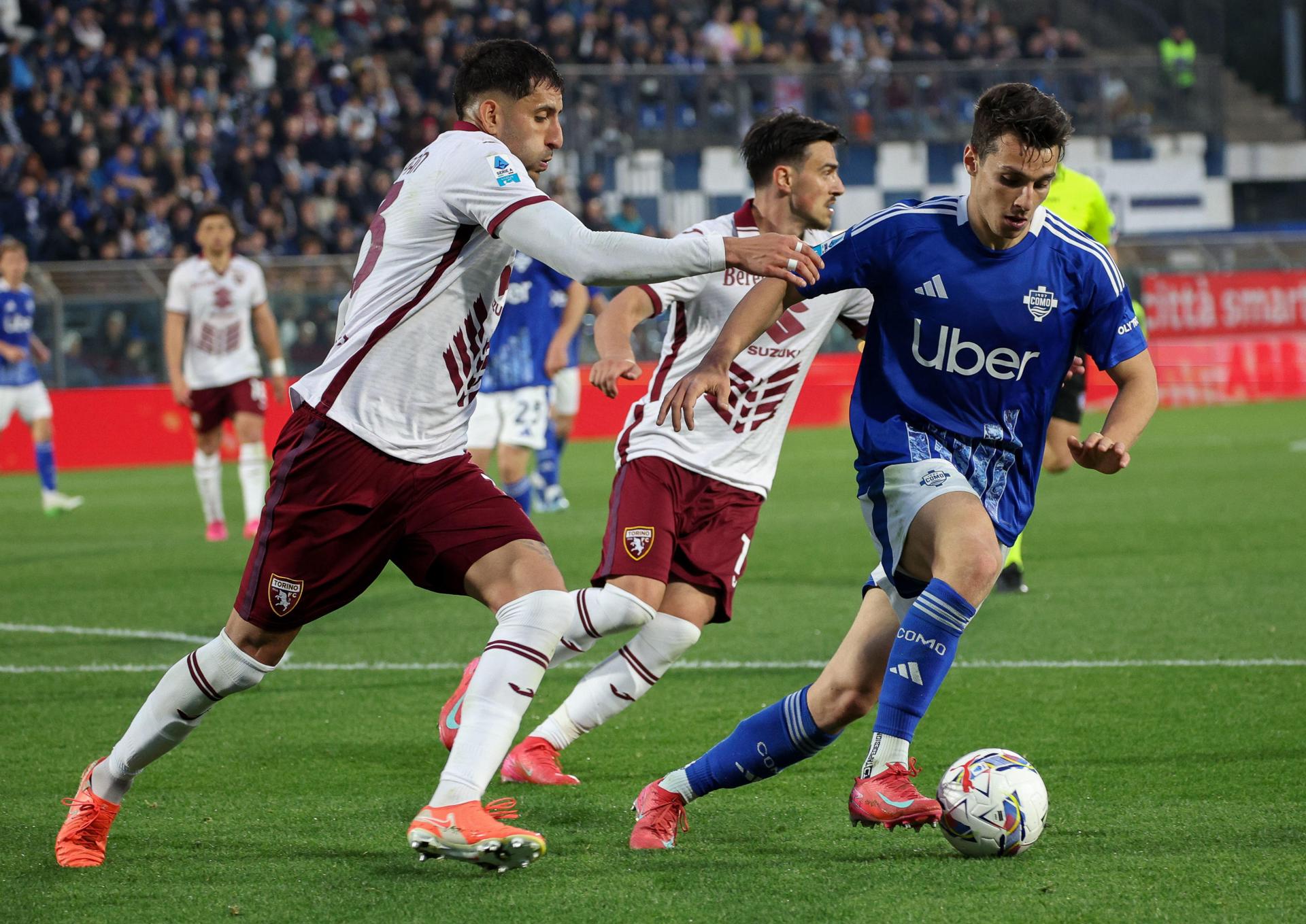El defensa chileno del Torino Guillermo Maripán (I) trata de frenar al delantero griego del Como Anastasios Douvikas, durante el partido que enfrentó a ambos equipos el pasado 13 de abril. EFE/EPA/ROBERTO BREGANI