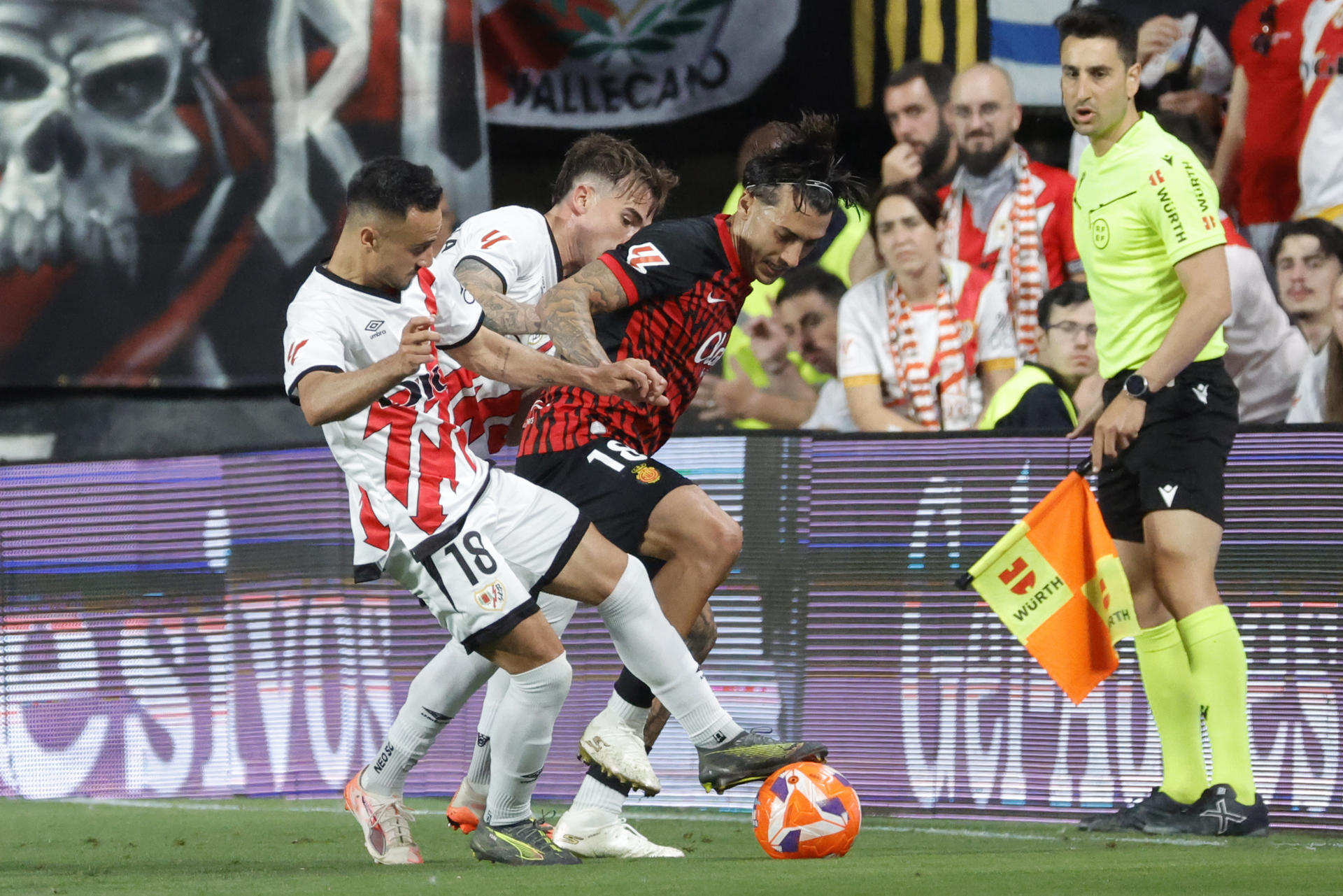 El centrocampista del Rayo Álvaro García (i) pelea un balón ante el centrocampista del Mallorca Antonio Sánchez (d) durante el partido de la jornada 38 de LaLiga EA Sports, entre el Rayo Vallecano y el Mallorca, en el Estadio de Vallecas, en Madrid. EFE/ Zipi Aragón