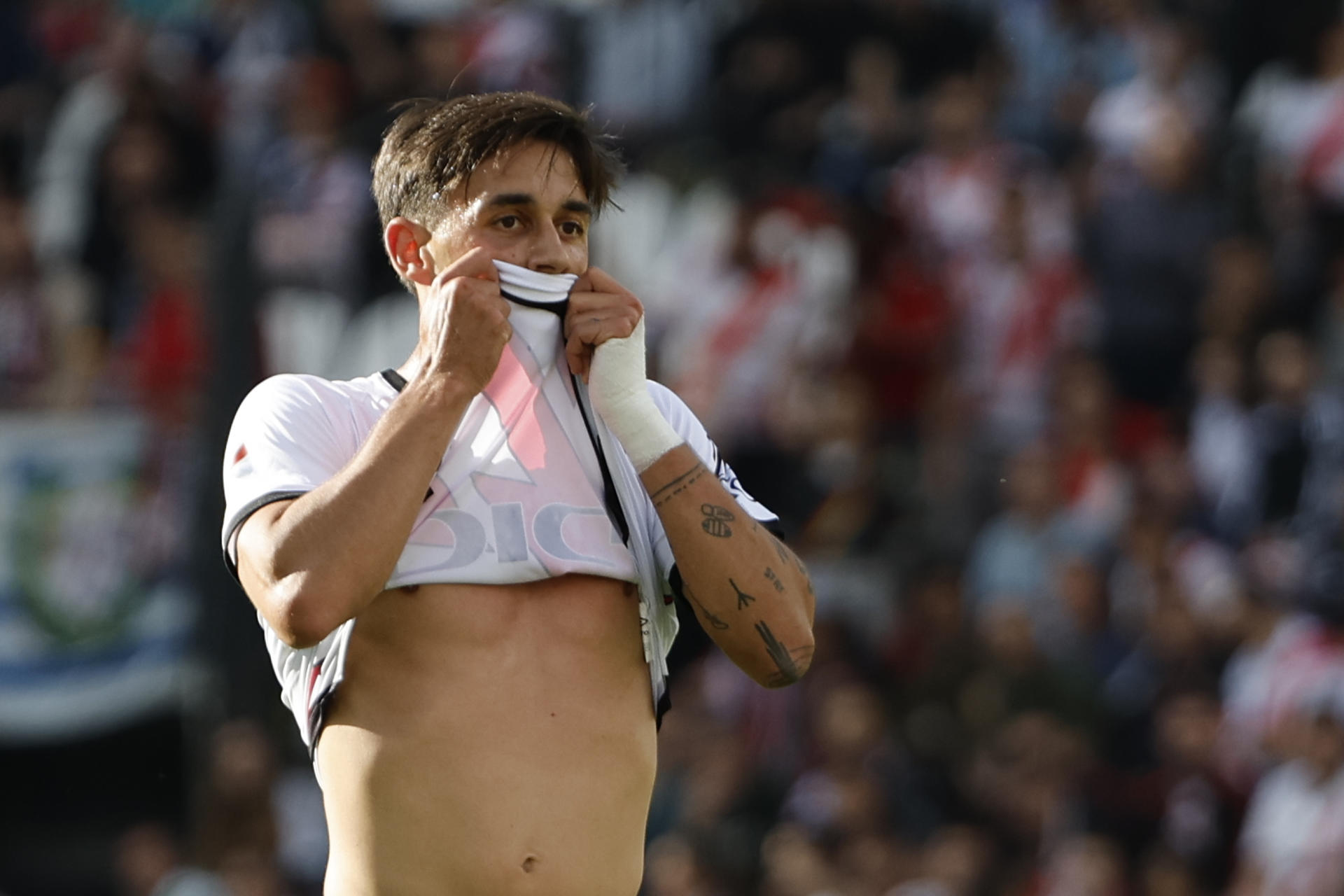 El centrocampista del Rayo Pedro Díaz reacciona durante el partido de la jornada 36 de LaLiga EA Sports, entre el Rayo Vallecano y el Betis, en el Estadio de Vallecas de Madrid. EFE/ Sergio Pérez