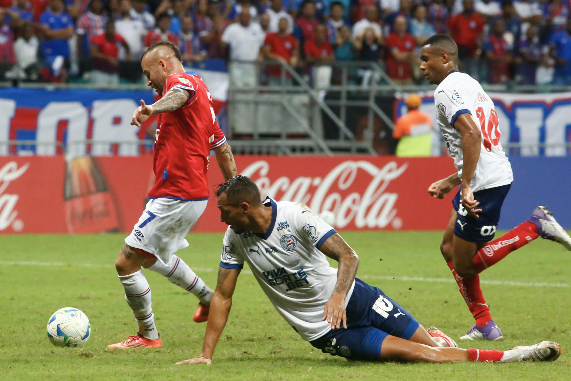 Nicolás Federico López (i) de Nacional marca un gol en un partido de la fase de grupos de la Copa Libertadores . EFE/ Rafael Martins
