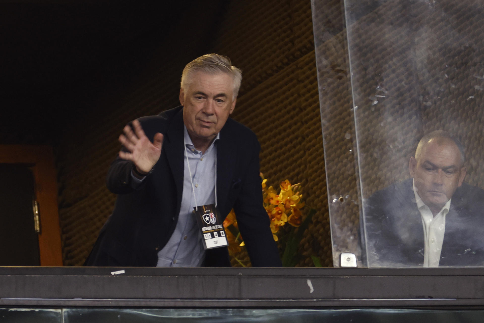 El entrenador de la selección brasileña de fútbol, Carlo Ancelotti, asistió al partido de este martes entre Botafogo y Universidad de Chile por la Copa Libertadores en el estadio Nilton Santos de Río de Janeiro. EFE/ Antonio Lacerda