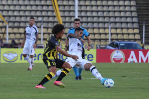 Maurice Cova (i) de Táchira disputa un balón con Jonathan Galván (d) de Central Córdoba este martes, durante un partido de la fase de grupos de la Copa Libertadores. EFE/ Mario Caicedo