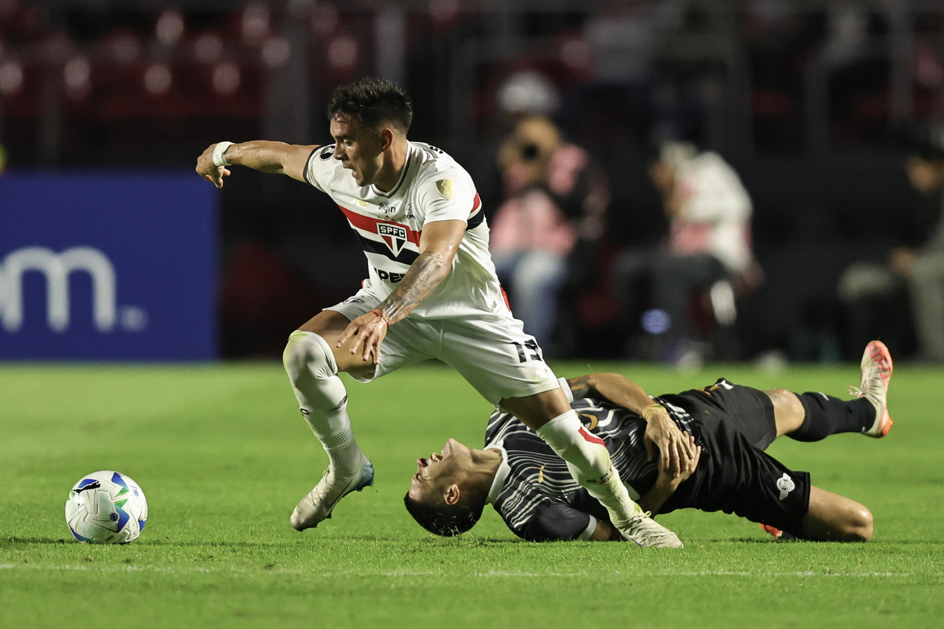Enzo Díaz (i) de Sao Paulo disputa un balón con Iván Ramírez de Libertad en el partido que la quinta jornada de la fase de grupos de la Copa Libertadores que terminó 1-1 en el estadio Morumbi. EFE/ Isaac Fontana