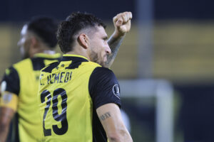 El centrocampisa argentino Eric Remedi celebra el gol que selló este miércoles en el estadio Campeón del Siglo, de Montevideo el triunfo de remontada de Peñarol por 3-2 sobre Olimpia y la clasificación adelantada a los octavos de final de la Copa Libertadores. EFE/ Gastón Britos