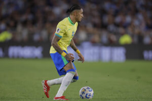 Raphinha, durante el partido que disputó con la selección brasileña contra Argentina, en Buenos Aires, el pasado 25 de marzo. EFE/Juan Ignacio Roncoroni