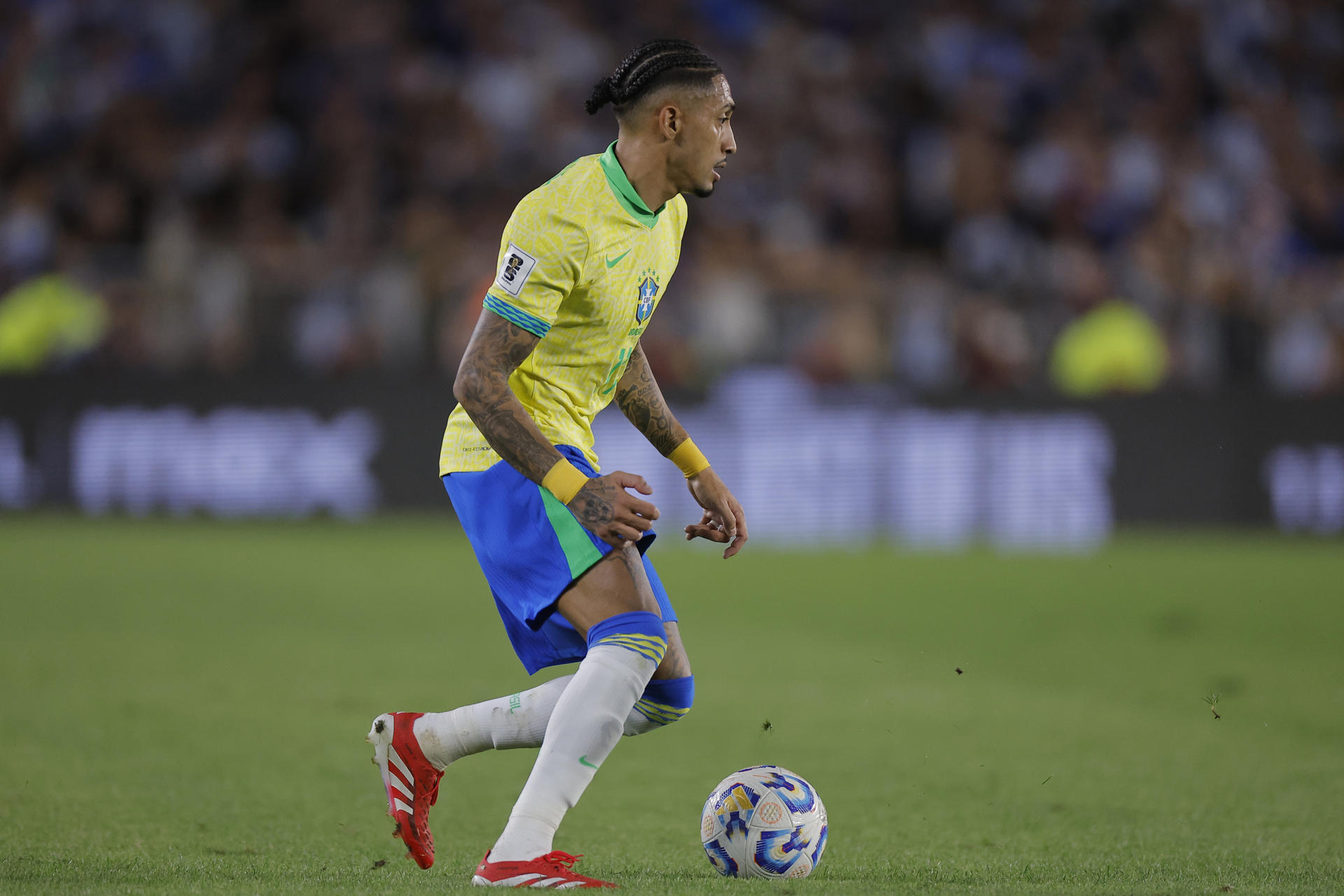Raphinha, durante el partido que disputó con la selección brasileña contra Argentina, en Buenos Aires, el pasado 25 de marzo. EFE/Juan Ignacio Roncoroni