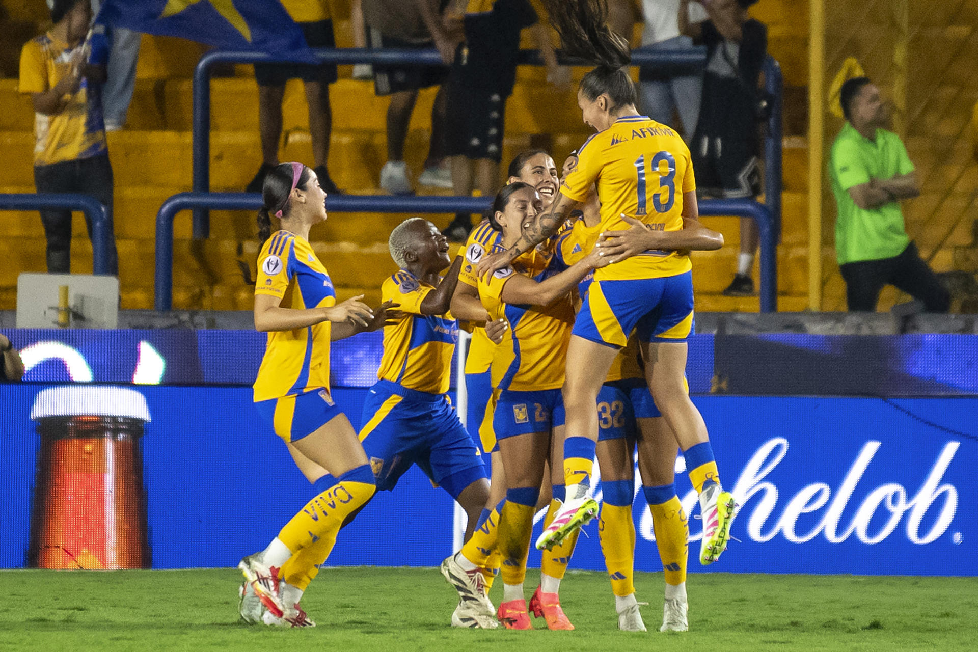 Jugadoras de Tigres celebran un gol este miércoles, en un partido de semifinal de Concacaf W Champions Cup entre Tigres y Portland Thorns FC en el estadio Universitario de Monterrey (México). EFE/ Miguel Sierra