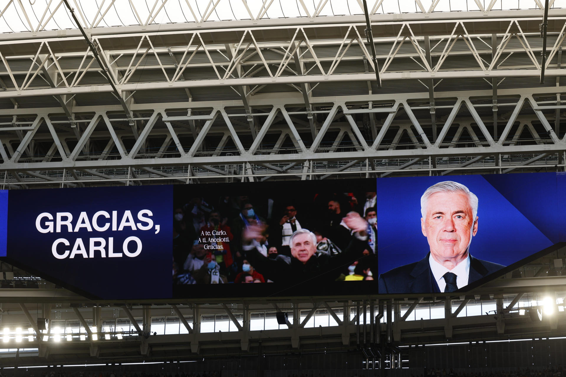 El entrenador del Real Madrid, Carlo Ancelotti, recibe un homenaje tras su último partido con el equipo al término del partido de la jornada 38 de LaLiga EA Sports entre Real Madrid y Real Sociedad celebrado este sábado en el estadio Santiago Bernabéu de Madrid. EFE/ Daniel González