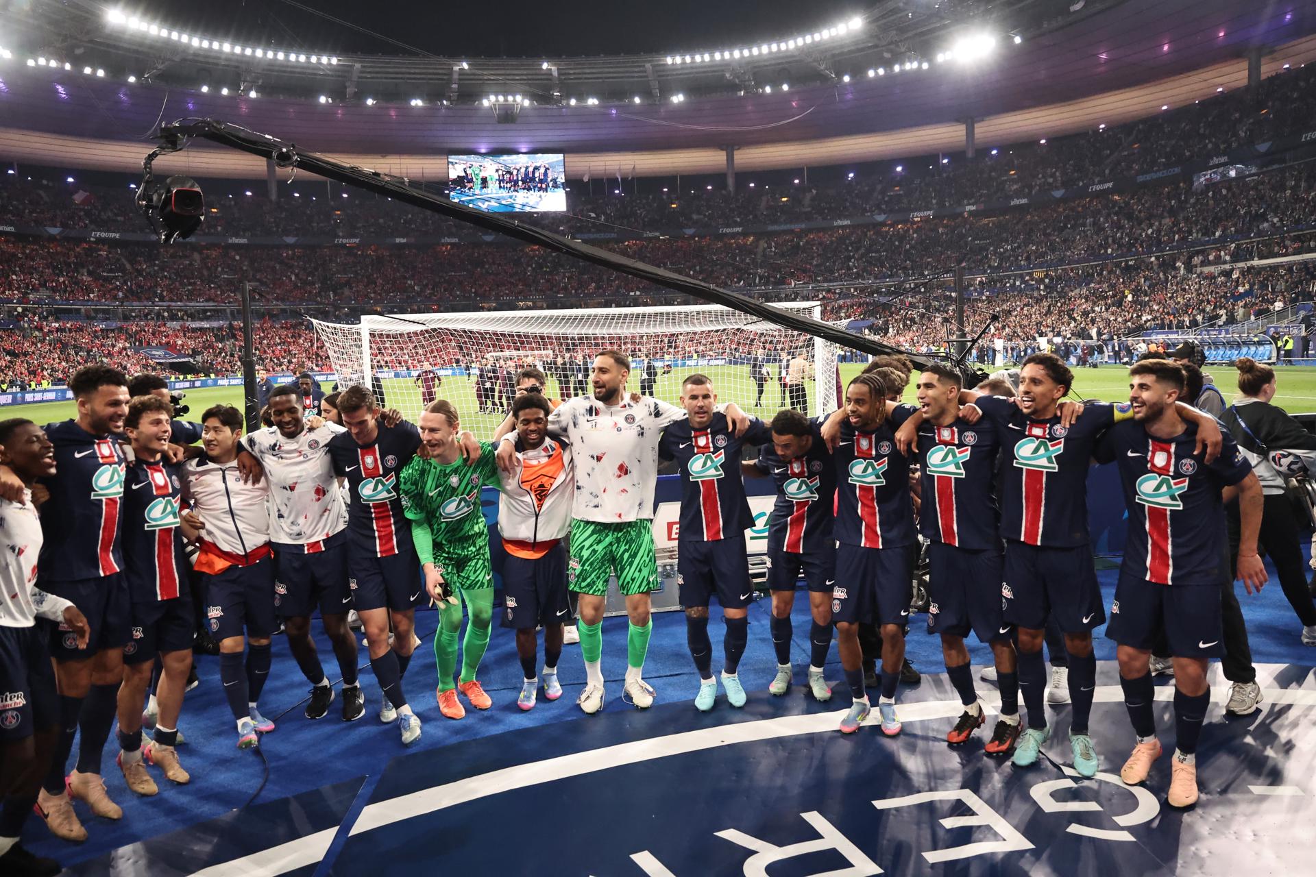 Los jugadores del PSG celebran la victoria en la Copa en Paris, Francia. EFE/EPA/CHRISTOPHE PETIT TESSON