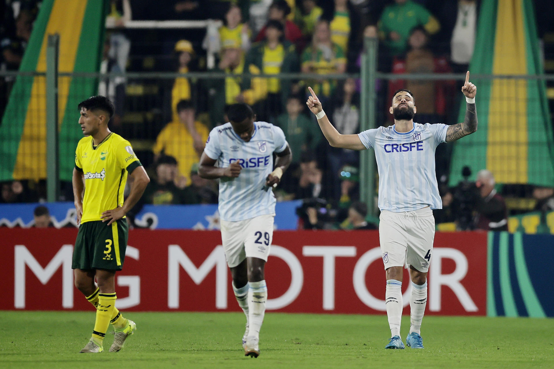 Jhon Chancellor (d) del equipo ecuatoriano Universidad Católica celebra el gol del empate 1-1 con Defensa y Justicia en la quinta jornada de la fase de grupos de la Copa Sudamericana jugado este miércoles en el estadio Norberto Tito Tomaghello de la localidad bonaerense de Florencio Varela. EFE/ Luciano González