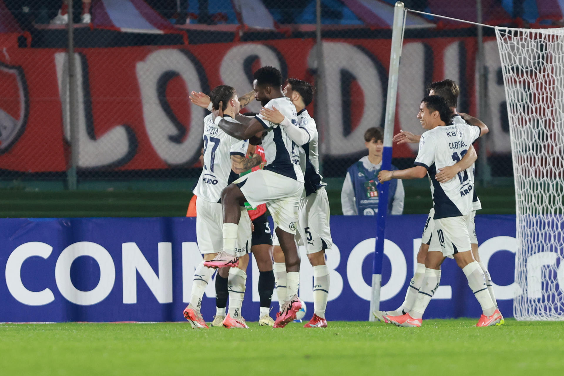 Jugadores de Independiente celebran tras anotar un gol durante el partido de la fase de grupos de la Copa Sudamericana. EFE/ Gastón Britos