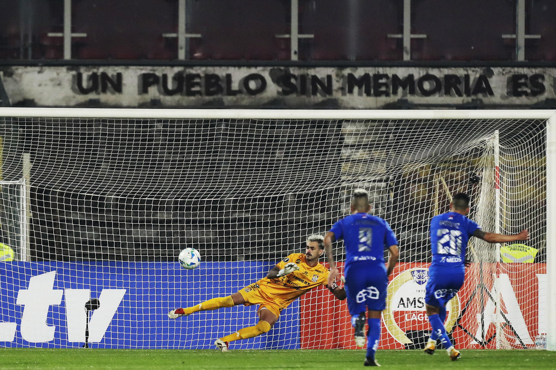 Charles Aranguiz (d), de Universidad de Chile, anota un gol durante un partido de la fase de grupos de la Copa Libertadores entre Universidad de Chile y Carabobo en el estadio Nacional Julio Martínez Prádanos en Santiago (Chile). EFE/Mario Caicedo
