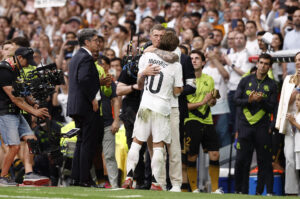 El centrocampista croata del Real Madrid Luka Modrić (c-d) se abraza con el ex jugador Toni Kroos tras ser sustituido en su último partido en el Santiago Bernabéu durante el partido de la jornada 38 de LaLiga EA Sports entre Real Madrid y Real Sociedad celebrado este sábado en el estadio Santiago Bernabéu de Madrid. EFE/ Daniel González