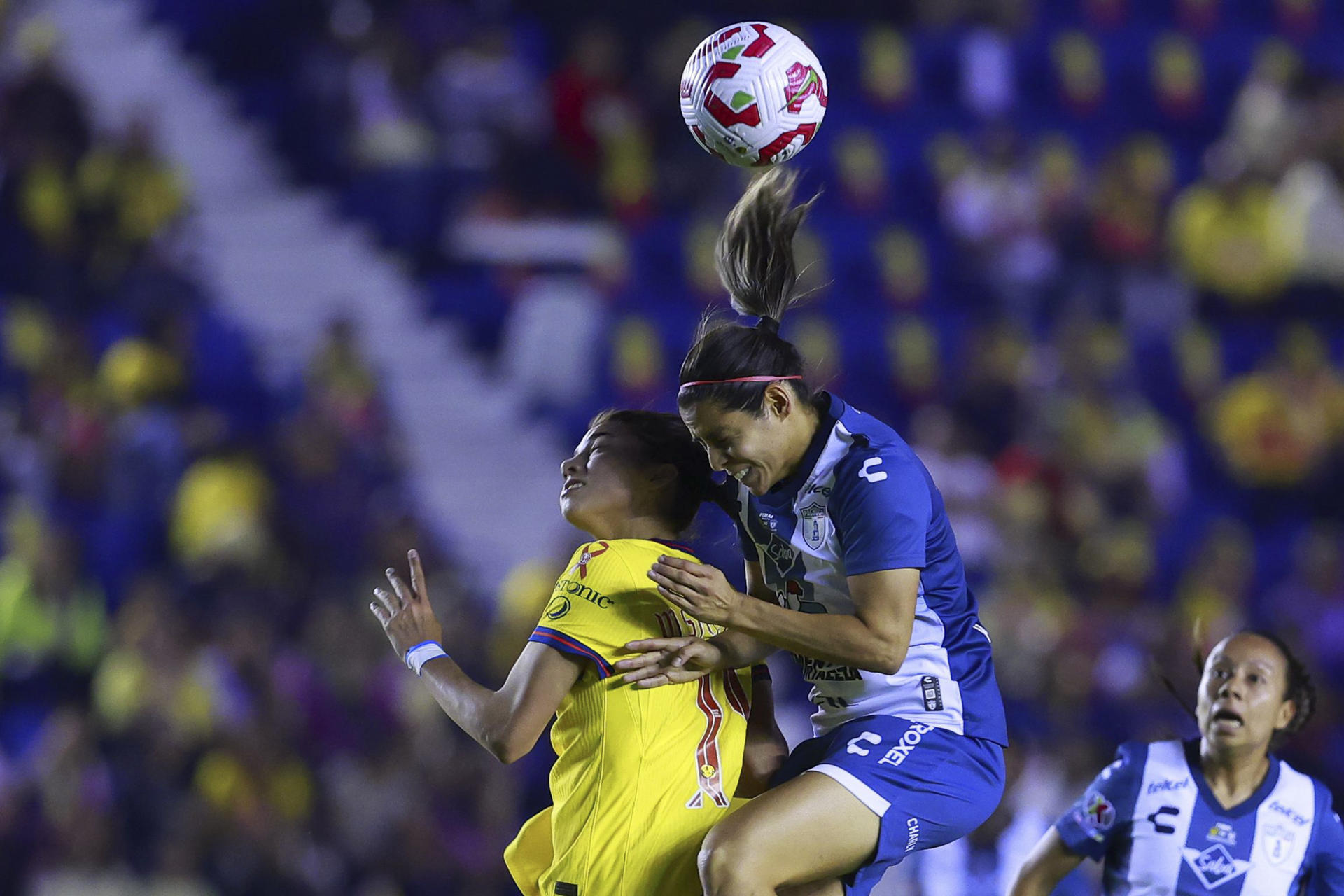 Angelique Saldivar (i) de América disputa el balón con Vaitiare Robles (d) de Pachuca este lunes, durante el partido de vuelta de la final del torneo Clausura 2025 de la Liga MX, entre América y Pachuca en el estadio de Ciudad de los Deportes en Ciudad de México (México). EFE / Sáshenka Gutiérrez