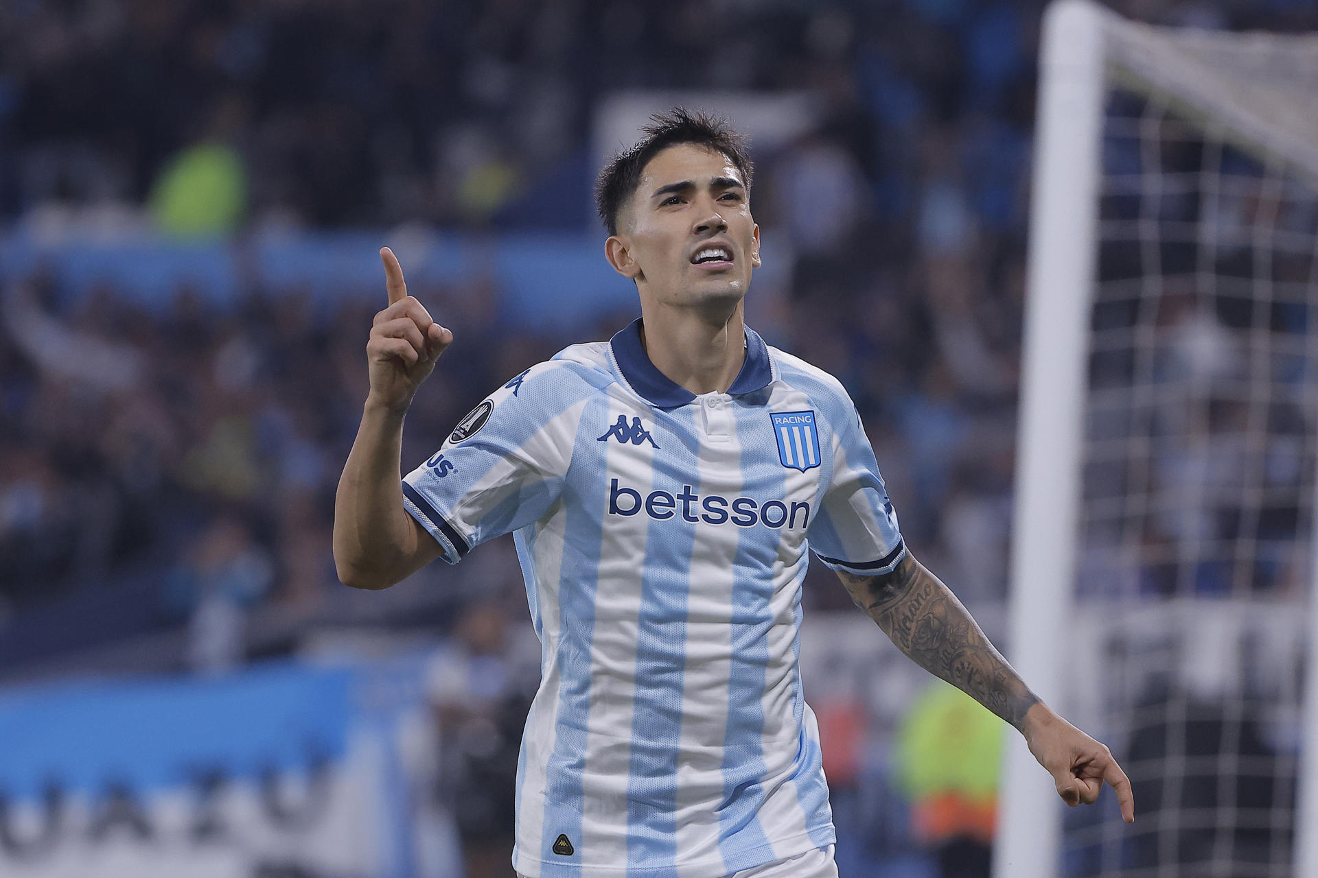 Santiago Solari, de Racing, celebra tras anotar un gol, durante un partido de la fase de grupos de la Copa Libertadores entre Racing y Colo Colo en el estadio Presidente Perón en Avellaneda (Argentina). EFE/Juan Ignacio Roncoroni