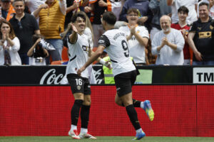 El centrocampista del Valencia Diego López (i) celebra con Hugo Duro el gol conseguido ante el Getafe, durante el partido disputado en el Estadio de Mestalla en Valencia. EFE/Ana Escobar