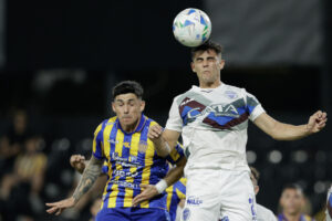 Lautaro Comas (i) de Sportivo disputa un balón con Juan Meli de Godoy este martes, en un partido de la fase de grupos de la Copa Sudamericana . EFE/ Juan Pablo Pino