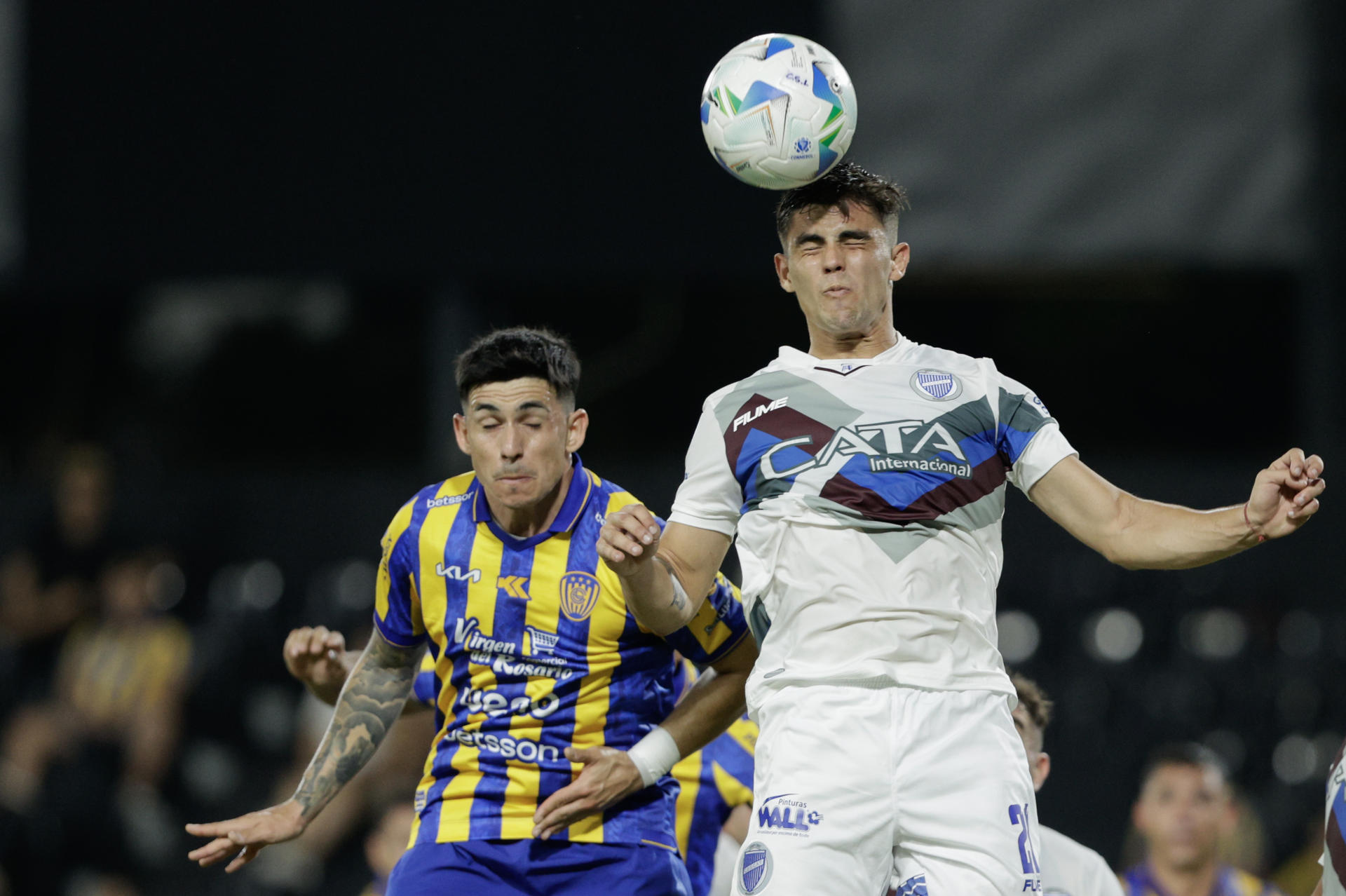 Lautaro Comas (i) de Sportivo disputa un balón con Juan Meli de Godoy este martes, en un partido de la fase de grupos de la Copa Sudamericana . EFE/ Juan Pablo Pino