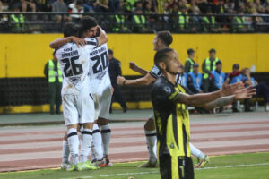 Jugadores de Central Córdoba celebran tras un gol este martes, durante un partido de la fase de grupos de la Copa Libertadores. EFE/ Mario Caicedo