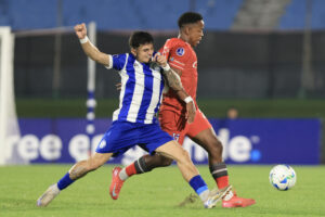 Julián Contrera (i) de Cerro disputa un balón con Alex Rodríguez de Católica en un partido de la fase de grupos de la Copa Sudamericana . EFE/ Gastón Britos