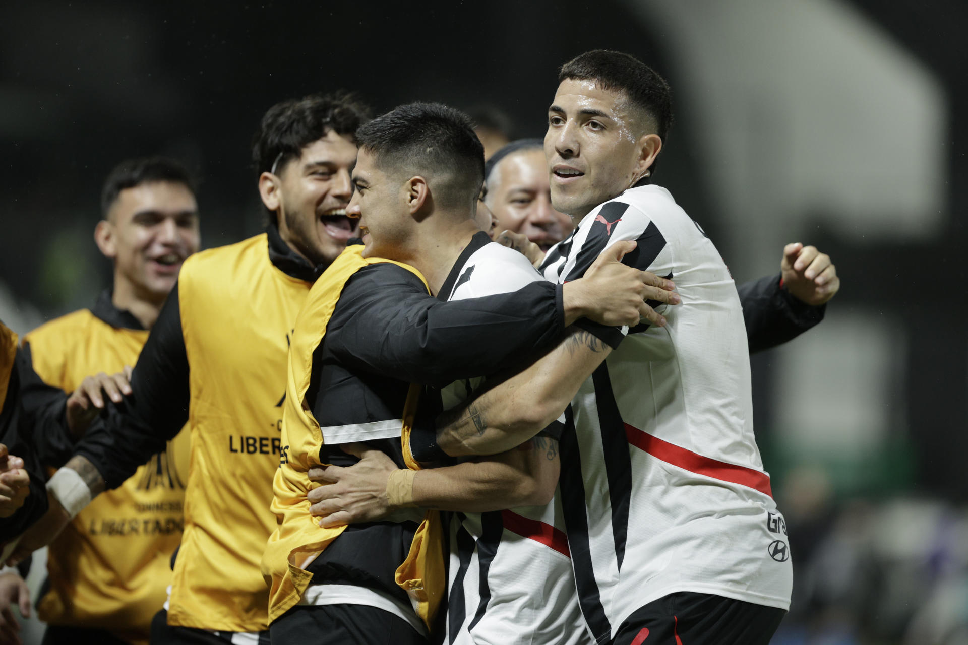 Jugadores de Libertad celebran este martes en Asunción el empate 2-2 con Alianza Lima en un partido de la última jornada de la fase de grupos de la Copa Libertadores que perdían por 0-2 en el Estadio La HUerta. EFE/Juan Pablo Pino.