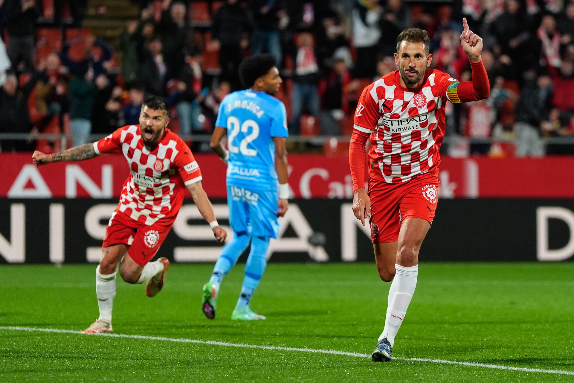 El delantero del Girona Cristhian Stuani (d) celebra tras marcar ante el Mallorca, durante el partido de LaLiga de fútbol que Girona FC y Real Mallorca disputaron en el estadio de Montilivi. EFE/Siu Wu