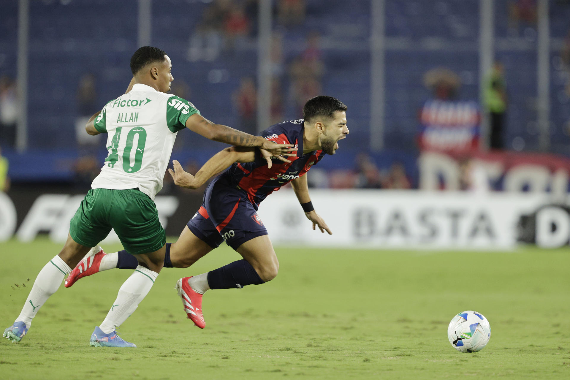 Daniel Rivas (d) de Cerro disputa un balón con Allan de Palmeiras en un partido de la fase de grupos de la Copa Libertadores. EFE/ Juan Pablo Pino