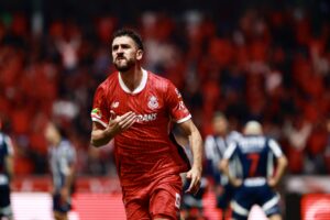 Joao Días de Toluca celebra tras anotar un gol frente a Monterrey durante el partido de vuelta por los cuartos de final del torneo Clausura 2025 de la Liga MX, en el estadio Nemesio Diez en Toluca. EFE/ Felipe Gutiérrez