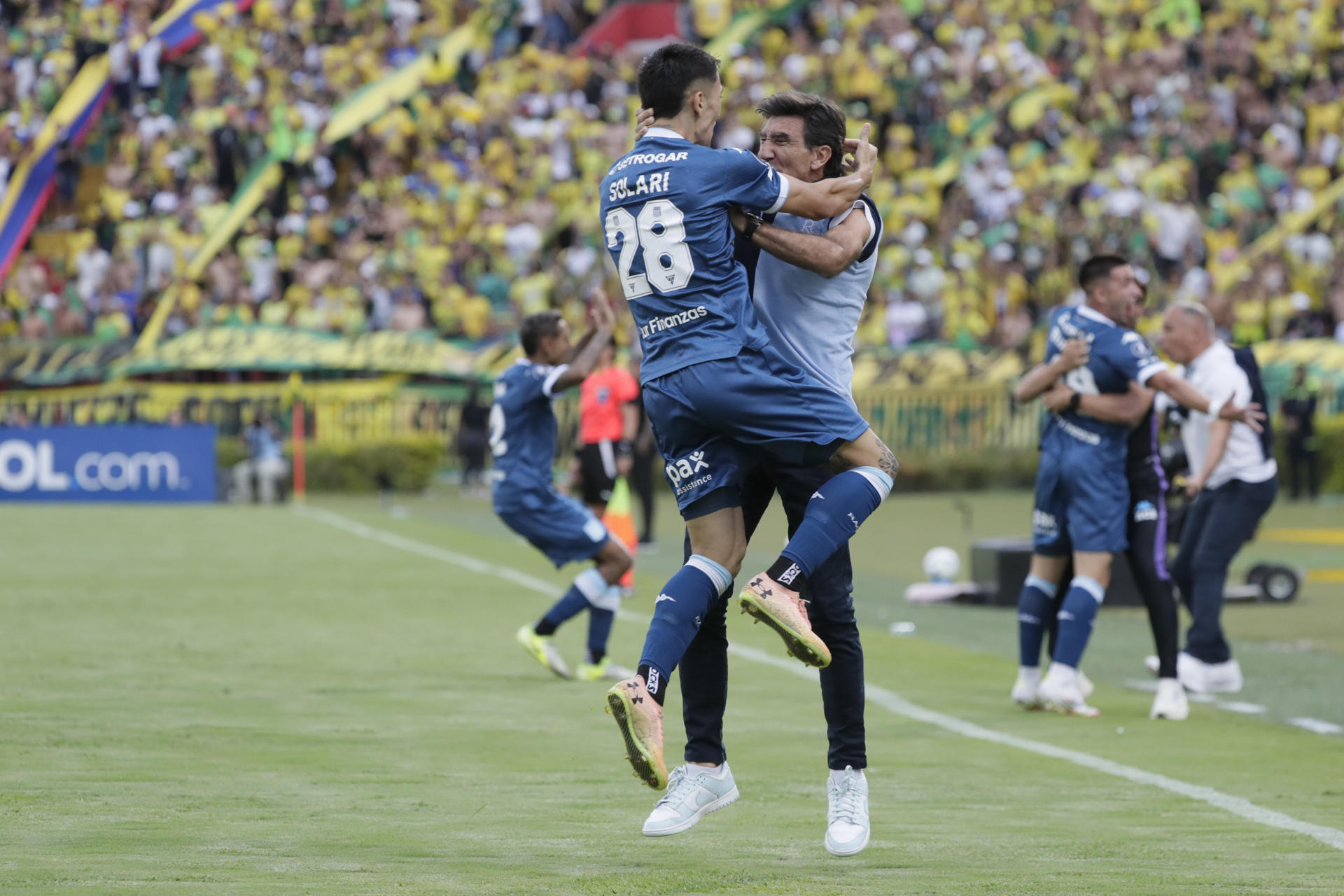 Santiago Solari (i) de Racing celebra con el entrenador de Racing Gustavo Costas un gol de Adrián Emmanuel Martínez en un partido de la fase de grupos de la Copa Libertadores. EFE/ Carlos Ortega