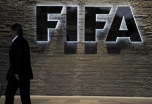 Vista del logo de la FIFA en la sede del organismo en Zúrich, Suiza.. EFE/Steffen Schmidt/Archivo