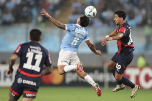 Jesús Pretell (c) de Sporting disputa un balón con Cecilio Domínguez (d) de Cerro en un partido de la fase de grupos de la Copa Libertadores. EFE/ Paolo Aguilar