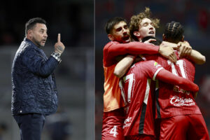Combo de dos fotografías que muestra al entrenador Antonio Mohamed de Toluca(i) y a jugadores de Diablos Rojos de Toluca celebrando un gol. EFE/ Isaac Esquivel/ Alex Cruz
